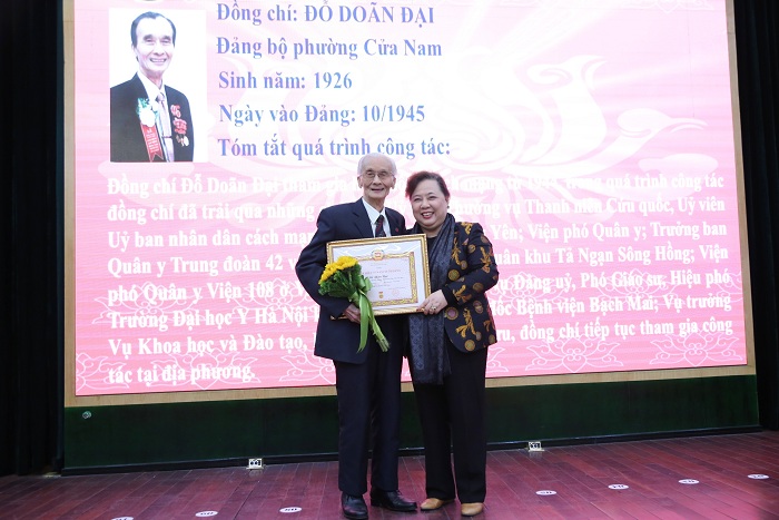 Phó Bí thư Thành ủy, Chủ tịch HĐND thành phố Nguyễn Thị Bích Ngọc trao Huy hiệu 75 năm tuổi Đảng cho đảng viên Đỗ Doãn Đại (phường Cửa Nam, quận Hoàn Kiếm)