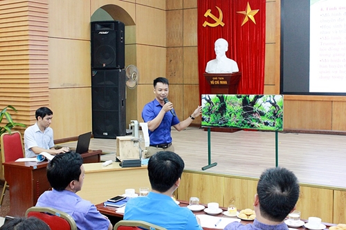 Ảnh: Thầy giáo Bùi Văn Hạnh trình bày trước Hội đồng xét duyệt giải thưởng Nhà giáo Hà Nội tâm huyết, sáng tạo.