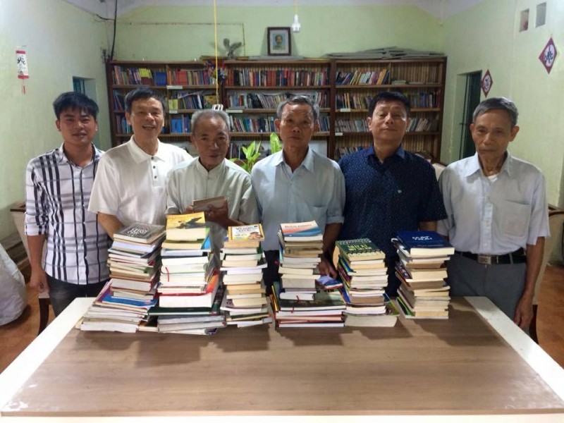Đặng Văn Tú (Phía ngoài cùng bên trái) tiếp nhận sách của các nhà hảo tâm trong thôn ủng hộ