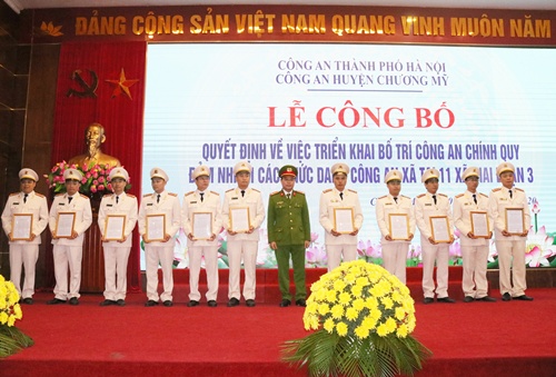 Ảnh: Đồng chí Trần Chí Dũng – TVHU, Trưởng Công an huyện Trao Quyết định cho các đồng chí đảm nhiệm các chức danh Công an xã