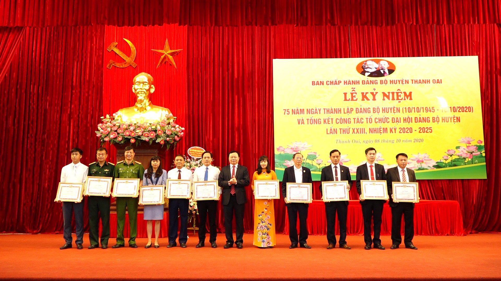 Đồng chí Đinh Trường Thọ - TUV, Bí thư Huyện ủy khen thưởng cho các tập thể, cá nhân có thành tích xuất sắc trong công tác phục vụ Đại hội Đảng bộ huyện