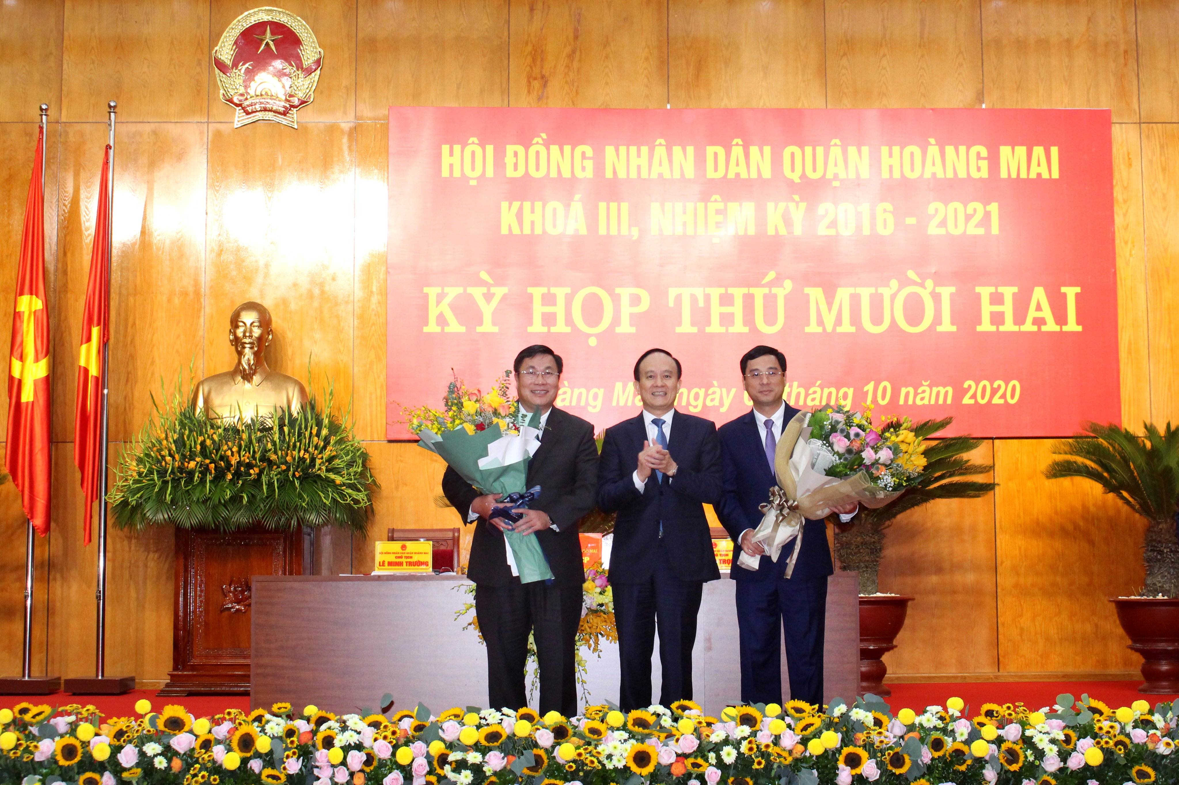 Phó Chủ tịch Thường trực HĐND thành phố Nguyễn Ngọc Tuấn tặng hoa chúc mừng lãnh đạo quận Hoàng Mai.