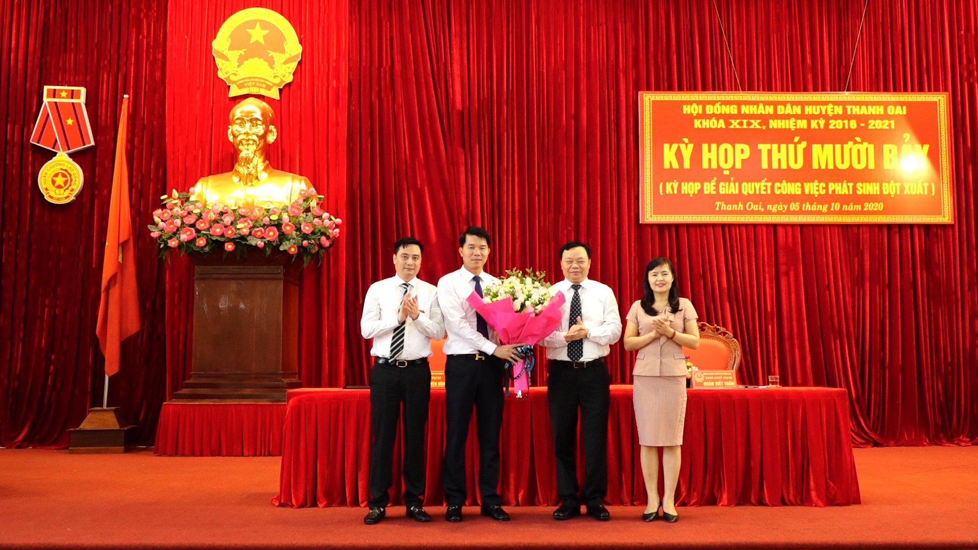 Các đồng chí lãnh đạo huyện tặng hoa chúc mừng đồng chí Nguyễn Nguyên Hùng - Phó Bí thư Huyện ủy đồng thời là Chủ tịch HĐND huyện