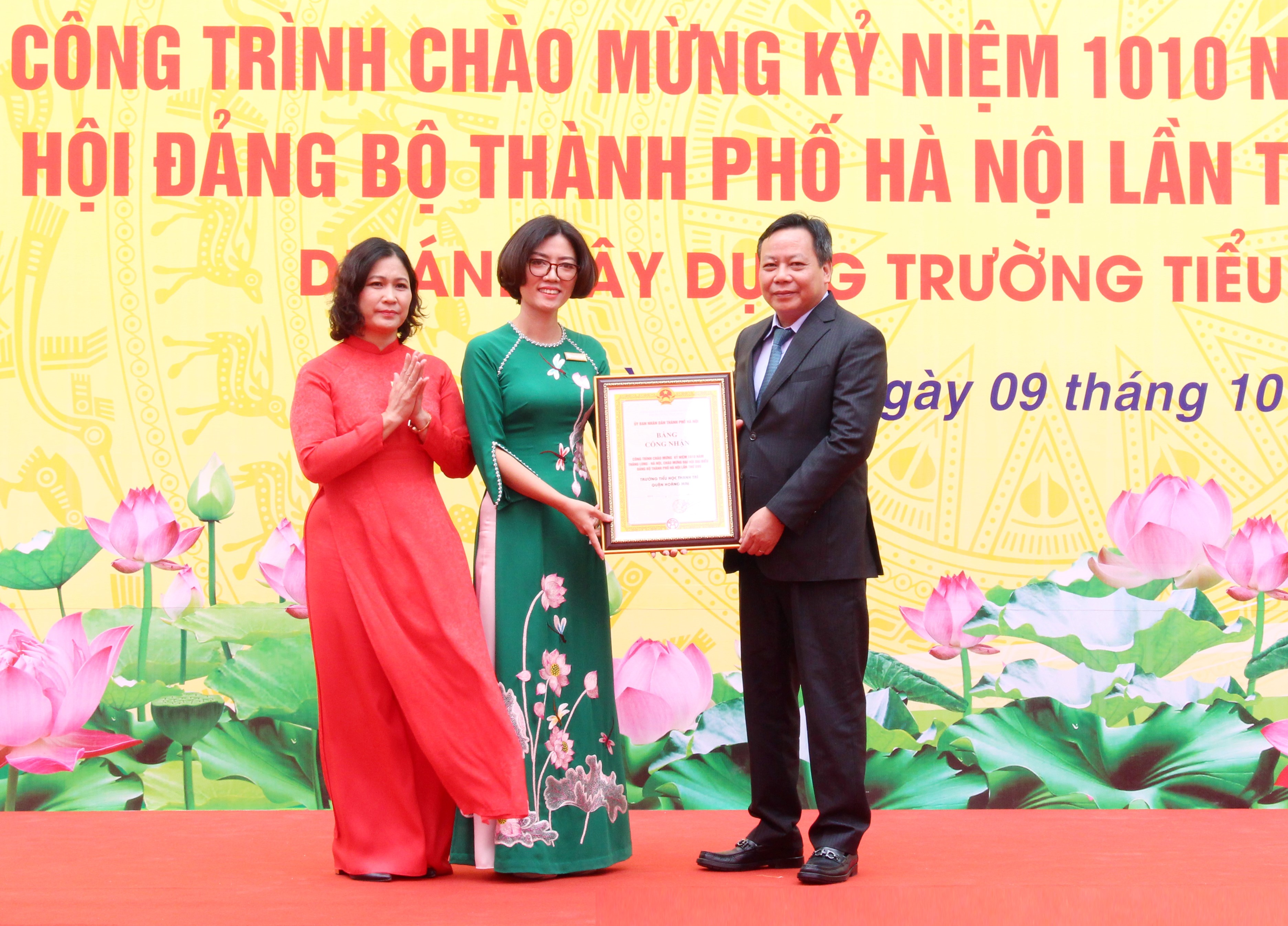 Trưởng ban Tuyên giáo Thành ủy Nguyễn Văn Phong trao Bằng công nhận công trình chào mừng kỷ niệm 1010 năm Thăng Long - Hà Nội và Đại hội đại biểu lần thứ XVII Đảng bộ TP cho Ban Giám hiệu nhà trường