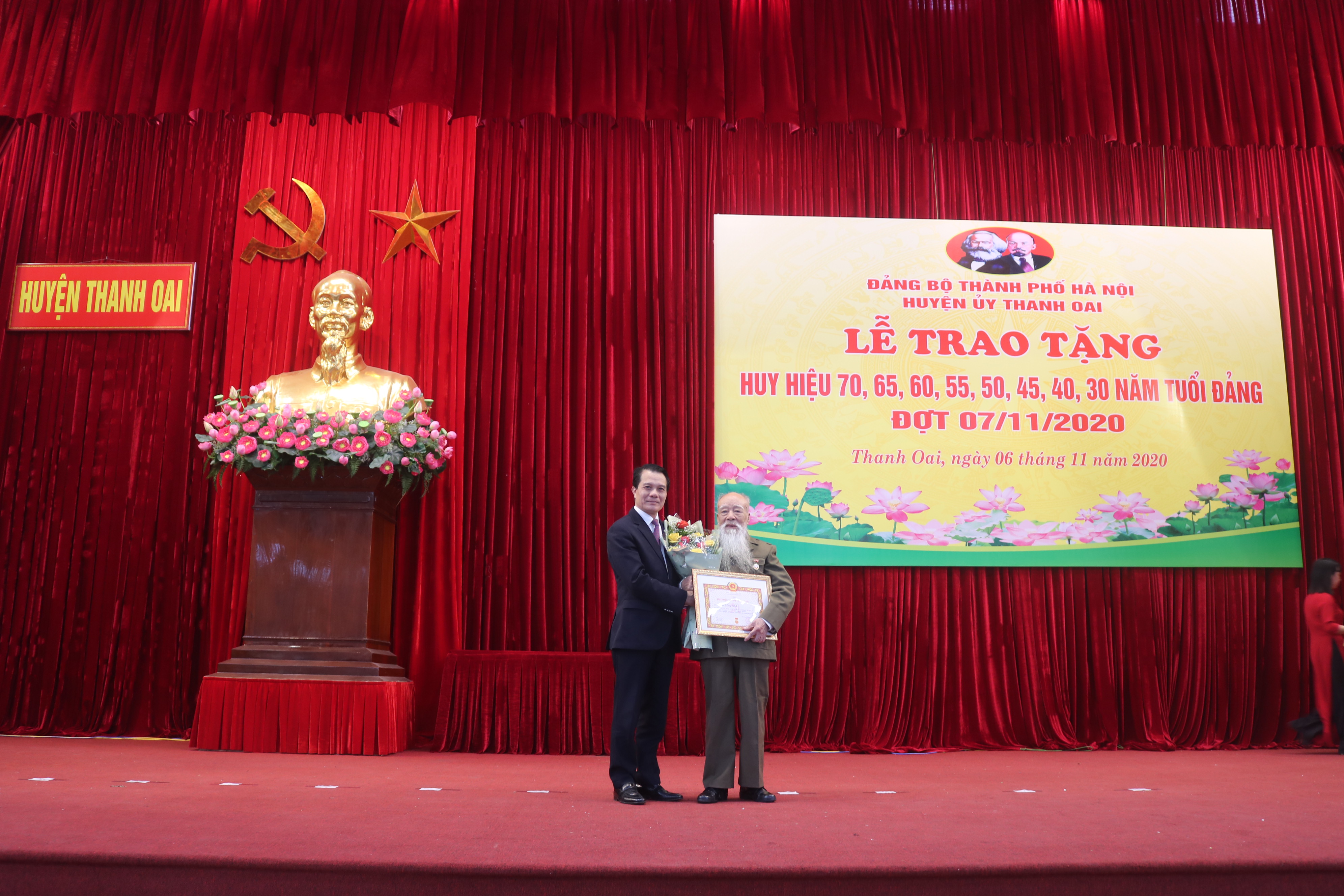 Đồng chí Hoàng Trọng Quyết - UVBTVTU, Chủ nhiệm UBKT Thành ủy trao Huy hiệu 70 năm tuối Đảng cho đảng viên Lê Duy Ích