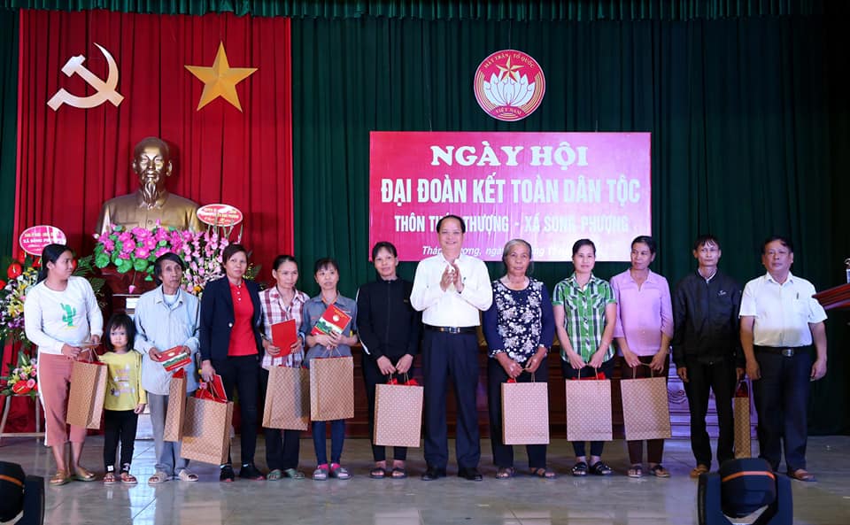 Trưởng Ban Dân vận Thành ủy, Phó Chủ tịch UBND TP tặng quà cho 20 hộ cận nghèo và gia đình chính sách trên địa bàn xã Song Phượng.