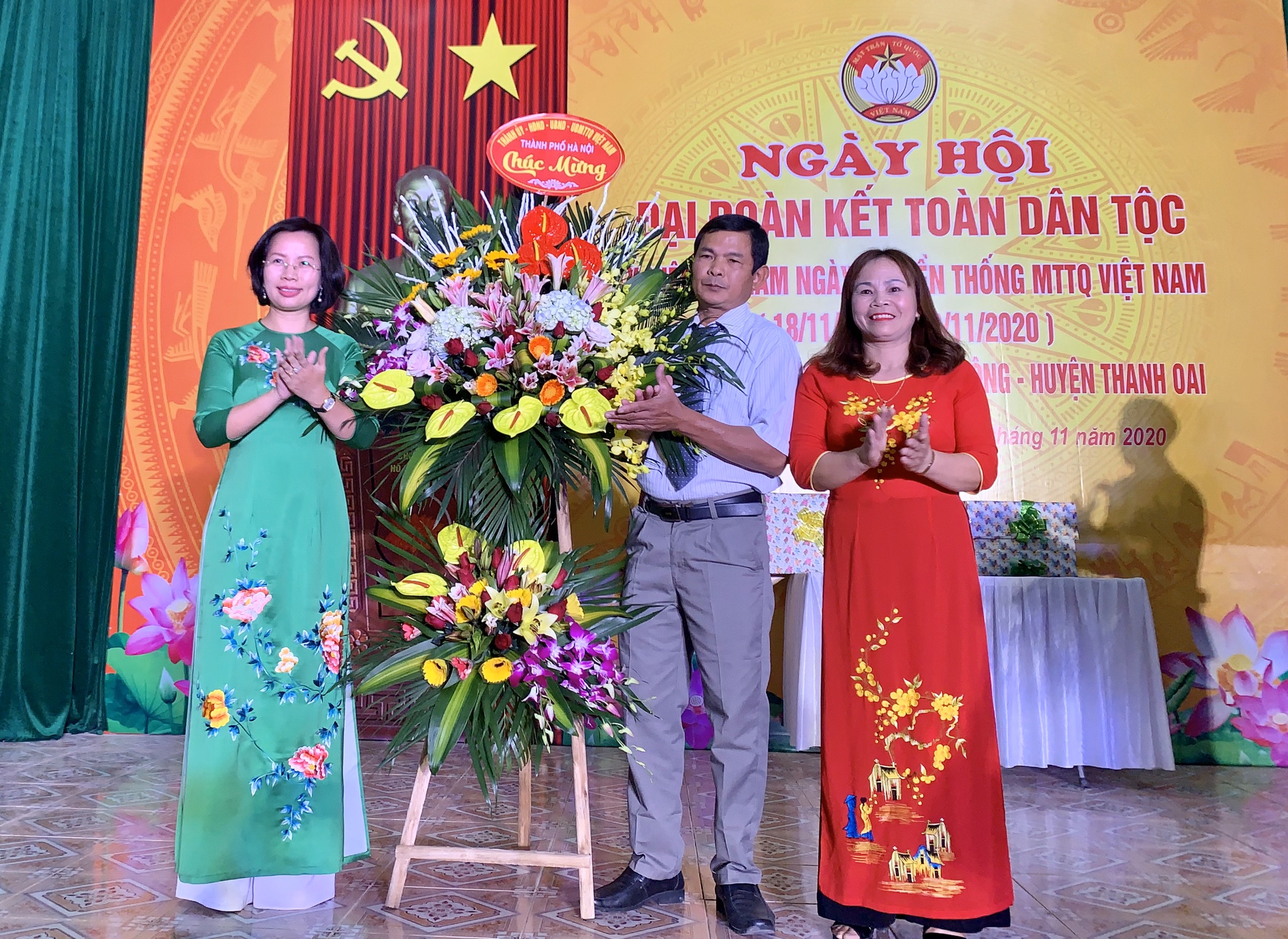 Đồng chí Bùi Huyền Mai - UVBTV, Trưởng Ban Tuyên giáo Thành uỷ tặng hoa chúc mừng cụm dâ cư Cự Thần, xã Đỗ Động, huyện Thanh Oai