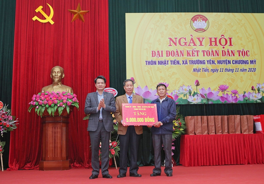 Đồng chí Trưởng ban Nội chính Thành ủy Hà Nội Nguyễn Quang Đức tặng quà nhân dân và cán bộ thôn Nhật Tiến