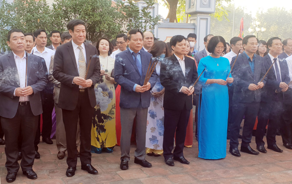 Các đồng chí lãnh đạo thành phố dâng hương tưởng niệm danh nhân Chu Văn An