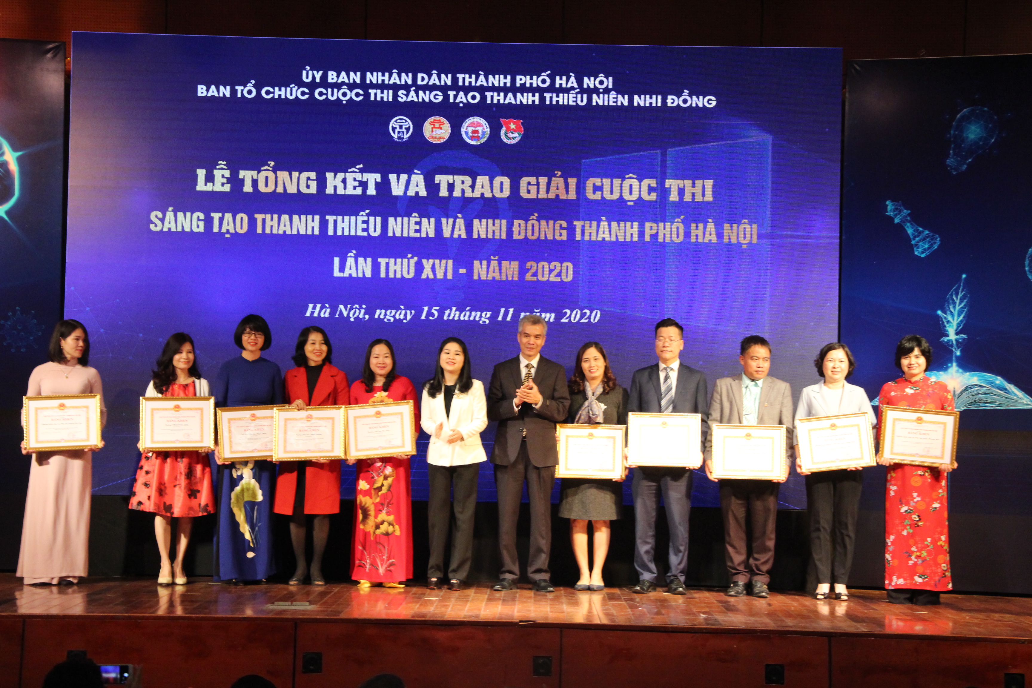 Đồng chí Nguyễn Hồng Sơn - Giám đốc Sở KH&CN Hà Nội tặng Bằng khen cho những tập thể, cá nhân có nhiều đóng góp trong Cuộc thi