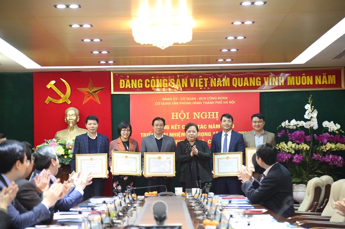 Phó Bí thư Thành ủy, Chủ tịch HĐND thành phố Nguyễn Thị Bích Ngọc trao Bằng khen của Chủ tịch UBND thành phố cho các cá nhân hoàn thành xuất sắc nhiệm vụ năm 2019 của cơ quan Văn phòng HĐND thành phố