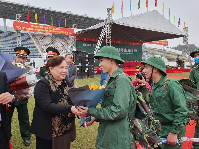Phó Bí thư Thành ủy, Chủ tịch HDND thành phố Nguyễn Thị Bích Ngọc tặng hoa, động viên các tân binh trước lúc lên xe về đơn vị