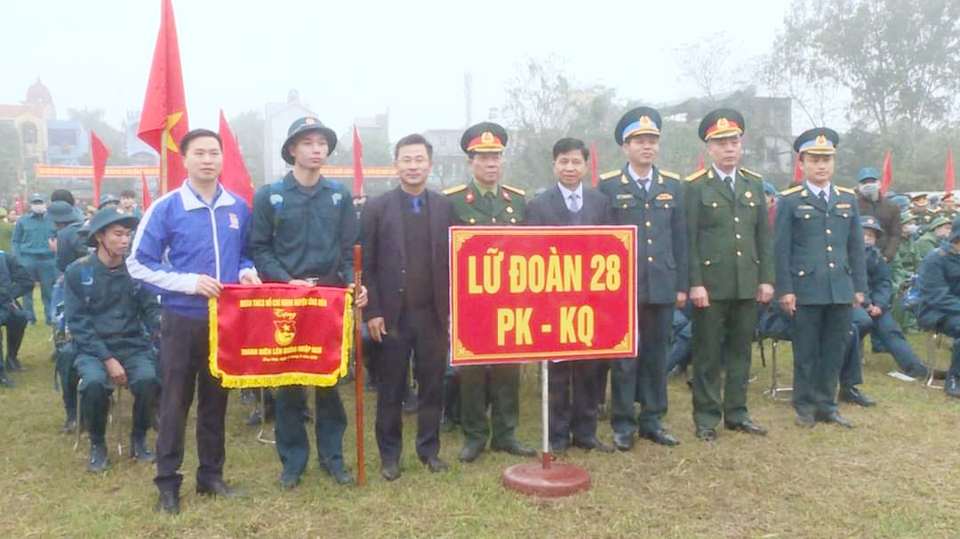 Các đồng chí lãnh đạo Huyện tặng cờ các tân binh trước giờ lên đường nhập ngũ