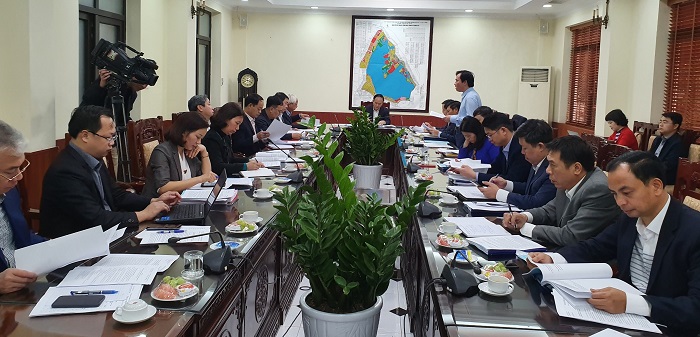 Phó Bí thư  Thường trực Quận ủy Tây Hồ Nguyễn Anh Tuấn báo cáo với Đoàn công tác về công tác tổ chức đại hội cấp cơ sở của quận