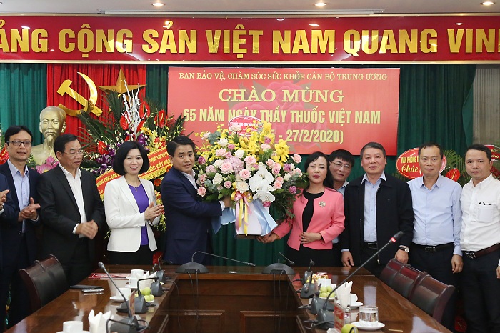 Phó Bí thư Thành ủy, Chủ tịch UBND TP Nguyễn Đức Chung chúc mừng Ban Bảo vệ, chăm sóc sức khỏe cán bộ Trung ương