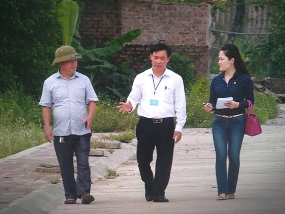 Đồng chí Đỗ Văn Đang (giữa),  Bí thư Đảng ủy xã Trung Châu trên khu đất dành cho dành cho 32 hộ dân Vạn Vỹ