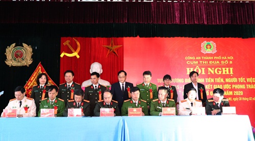Ảnh: Các đơn vị trong Cụm thi đua số 8 ký giao ước thực hiện Phong trào thi đua “Vì an ninh Tổ quốc” năm 2020.