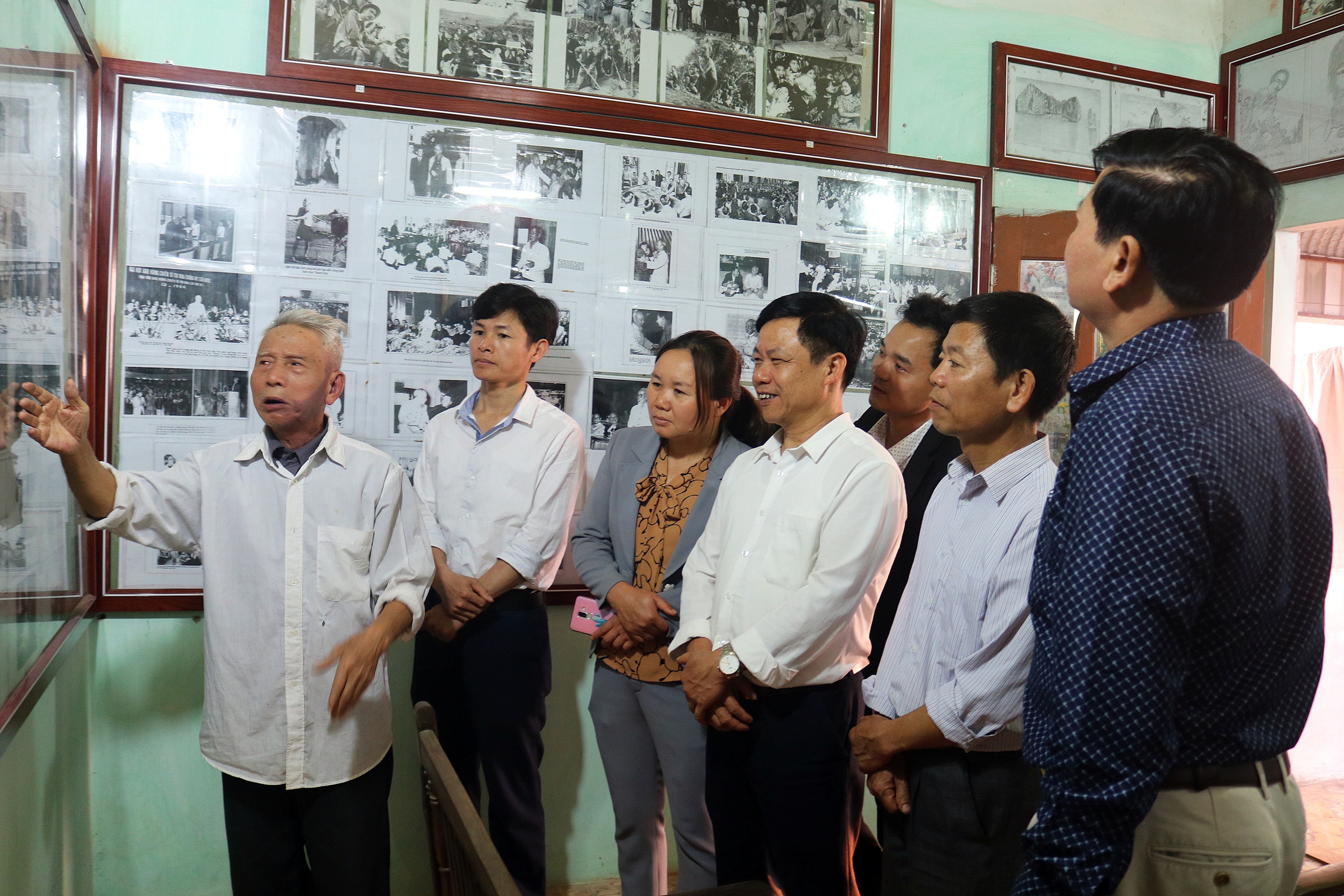 Ảnh : Ông Trần Văn Cao giới thiệu những bức ảnh và thuyết trình về phòng lưu niệm của mình