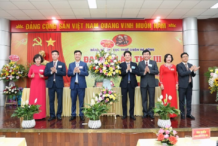 Lãnh đạo Quận ủy Hà Đông chúc mừng Ban chấp hành Đảng bộ Chi Cục thuế Hà Đông nhiệm kỳ 2020-2025