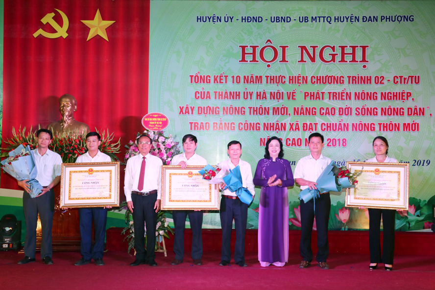 Đồng chí Phó Bí thư Thường trực Thành ủy Ngô Thị Thanh Hằng trao bằng công nhận xã đạt chuẩn nông thôn mới nâng cao cho 3 xã của huyện Đan Phượng