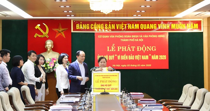 Thường trực HĐND thành phố ủng hộ Quỹ "Vì biển, đảo Việt Nam" năm 2020