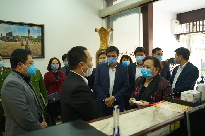 Phó Bí thư Thành ủy, Chủ tịch HĐND thành phố Nguyễn Thị Bích Ngọc kiểm tra công tác phòng dịch Covid-19 tại cơ sở lưu trú trên địa bàn quận Hoàn Kiếm