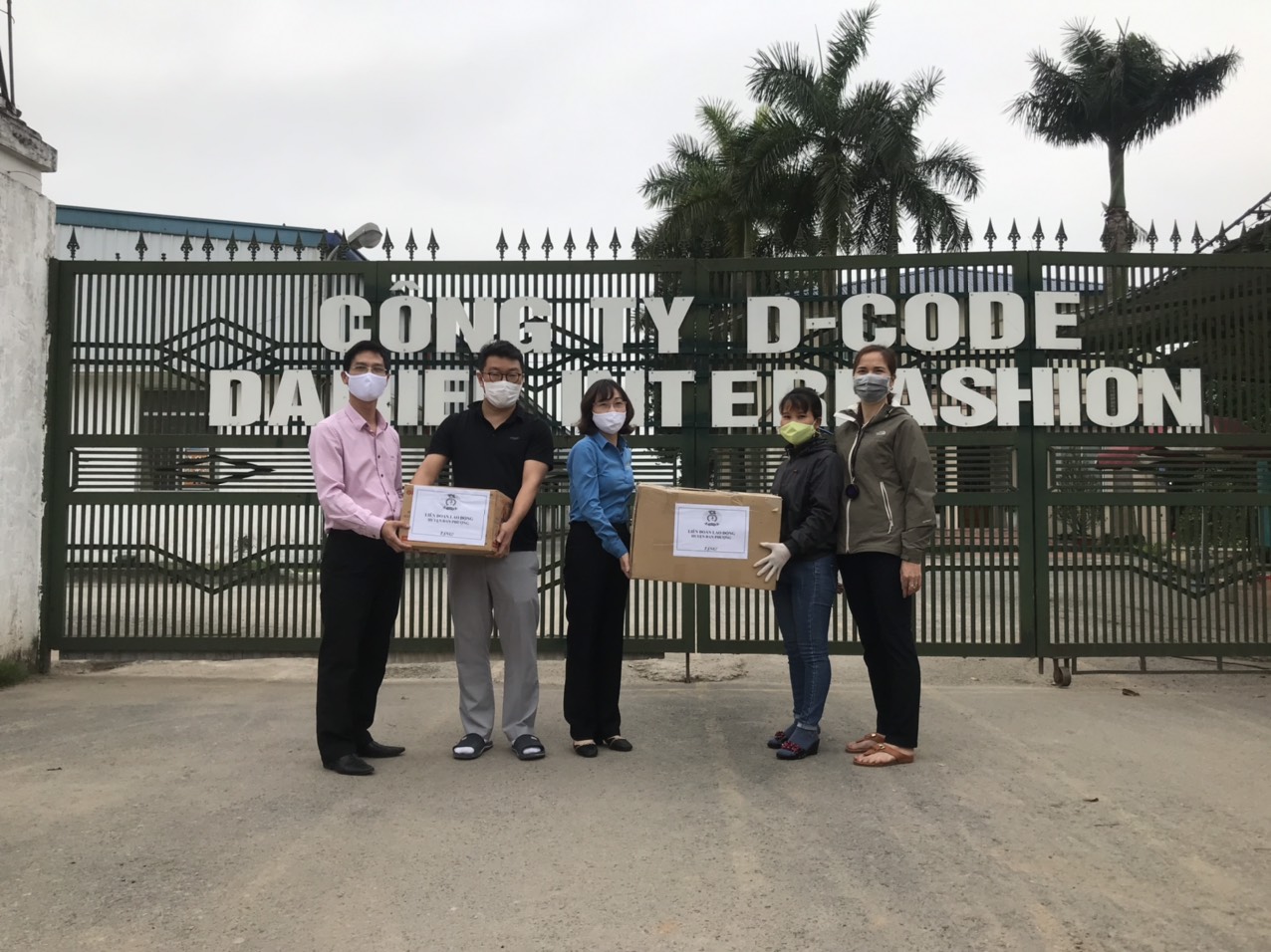 Lãnh đạo Liên đoàn Lao động huyện trao tặng khẩu trang, nước sát khuẩn cho đại diện Công ty TNHH D-Code.