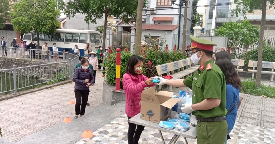 Phát khẩu trang miễn phí cho Nhân dân xã Tân Lập