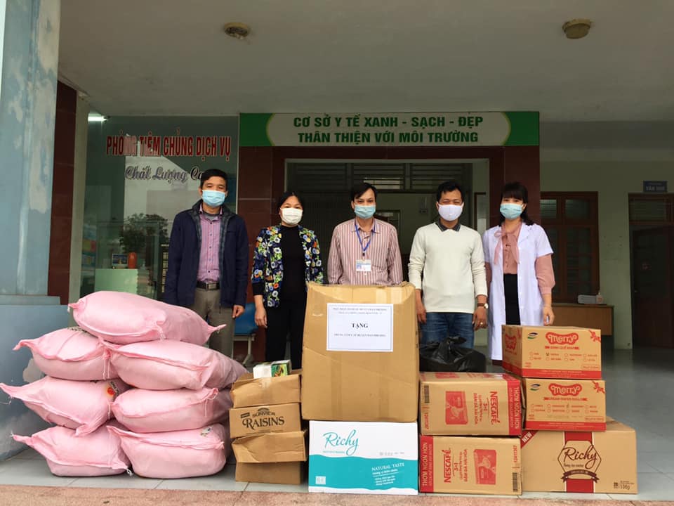 Lãnh đạo UB MTTQ huyện Đan Phượng trao tặng Trung tâm y tế huyện nhu yếu phẩm phòng dịch Covid 19