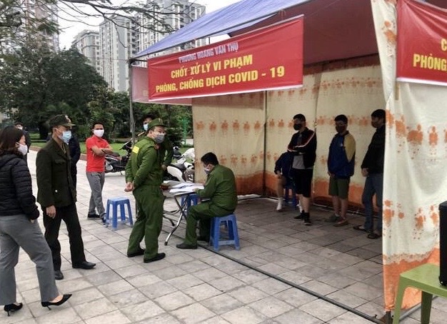 Chốt xử phạt những người dân vi phạm tại Hồ Đền Lừ, quận Hoàng Mai