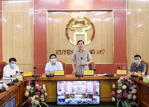 Ảnh: Đồng chí Đinh Mạnh Hùng, Chủ tịch UBND huyện, Trưởng ban chỉ đạo phòng chống dịch bệnh Covid -19 huyện kết luận hội nghị.