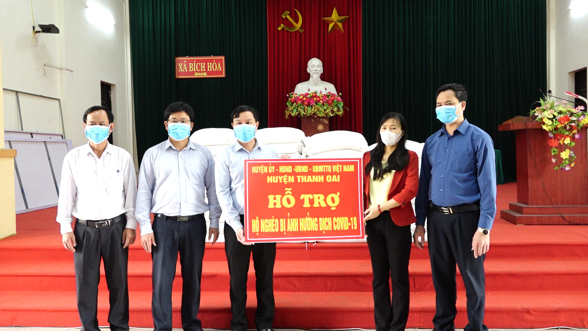 Uỷ ban MTTQ huyện Thanh Oai hỗ trợ gạo cho hộ nghèo tại xã Bích Hòa