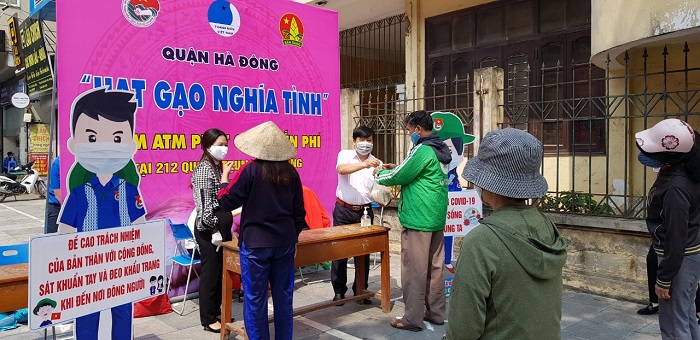 Người dân đến nhận gạo tại điểm 212 phố Quang Trung, quận Hà Đông