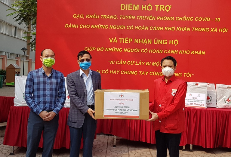 Đại diện Hội Chữ thập đỏ TP Hà Nội trao tặng 1.000 khẩu trang, 100 hộp thực phẩm bảo vệ sức khỏe cho quận Hoàng Mai, TP Hà Nội để hỗ trợ công tác phòng, chống dịch Covid-19.