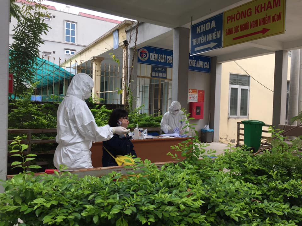 Cán bộ khoa KSBT-HIV/AIDS Trung tâm Y tế huyện Đan Phượng lấy mẫu xét nghiệm công dân trên địa bàn huyện Đan Phượng liên quan đến ổ dịch Hạ Lôi-Mê Linh