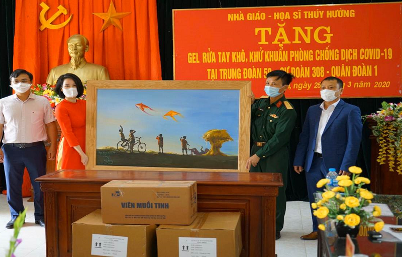 Cô giáo Nguyễn Thị Thúy Hường trao quà hỗ trợ phòng chống dịch Covid-19