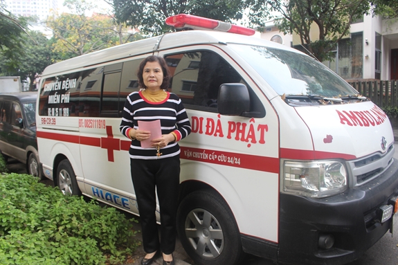 Bà Phan Thị Bính bên chiếc xe cấp cứu miễn phí