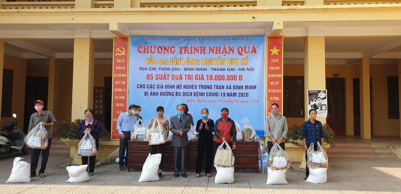 Gia đình ông Nguyễn Duy Kỷ xã Bình Minh trao tặng quà cho các hộ gia đình có hoàn cảnh khó khăn