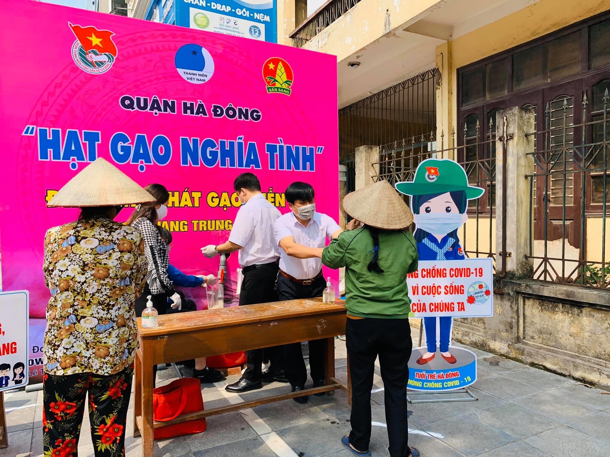 MTTQ và các đoàn thể Quận phát gạo miễn phí cho người khó khăn