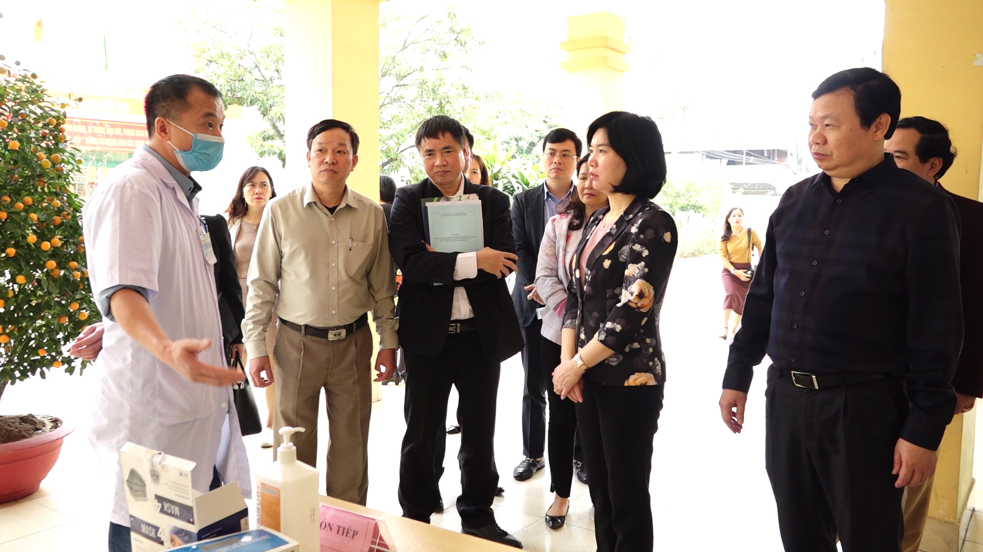 Đồng chí Phùng Thị Hồng Hà kiểm tra tại Phòng khám đa khoa khu vực Dân Hòa
