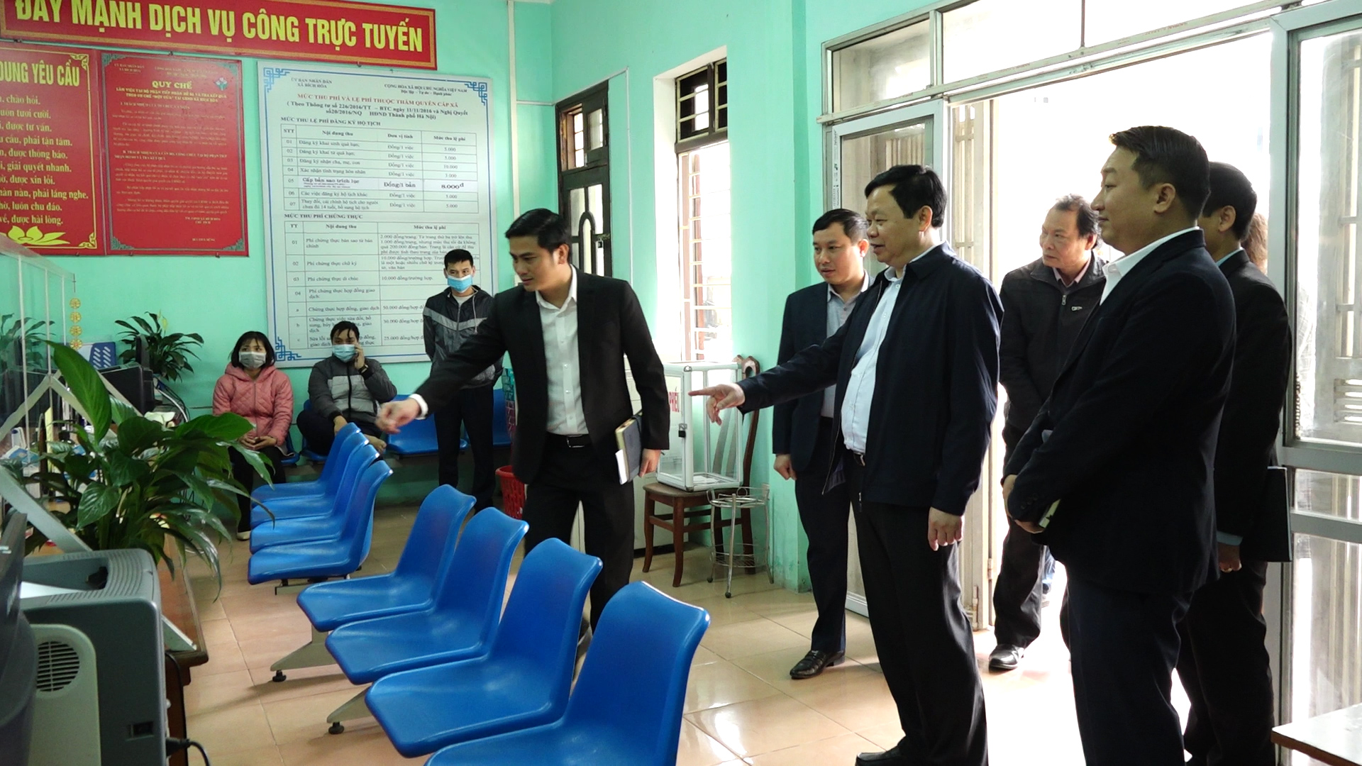 Đồng chí Đinh Trường Thọ - TUV, Bí thư Huyện ủy cùng đoàn công tác kiểm tra tại bộ phận 1 cửa xã Bích Hòa