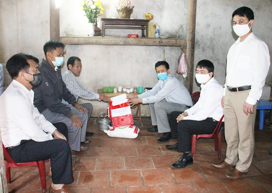 Ảnh: Đồng chí Tạ Quang Được – Phó Bí thư Thường trực Huyện ủy, Chủ tịch HĐND huyện và các đồng chí trong đoàn thăm, tặng quà động viên gia đình ông nguyễn Văn Ơn ở thôn Văn La