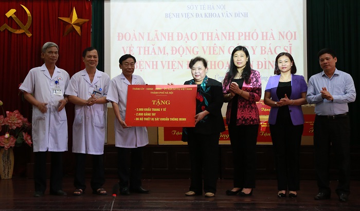 Phó Bí thư Thành ủy, Chủ tịch HĐND thành phố Hà Nội Nguyễn Thị Bích Ngọc trao tặng vật phẩm y tế cho Bệnh viện Đa khoa Vân Đình, huyện Ứng Hòa