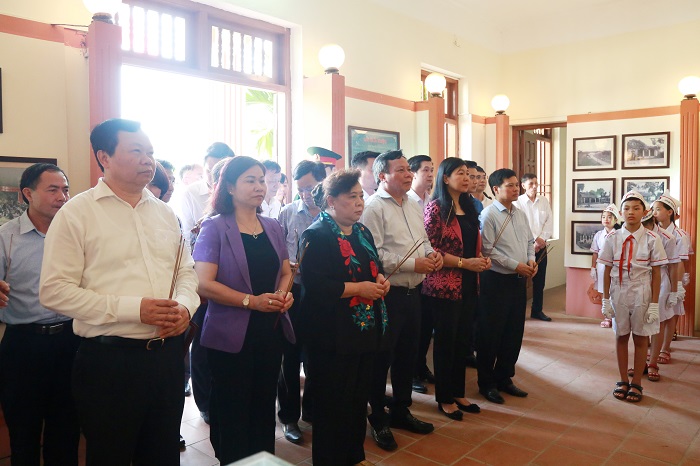 Phó Bí thư Thành ủy, Chủ tịch HĐND thành phố Nguyễn Thị Ngọc cùng Đoàn công tác của thành phố dâng hương tại Nhà lưu niệm Bác Hồ xã Xuân Dương, huyện Thanh Oai