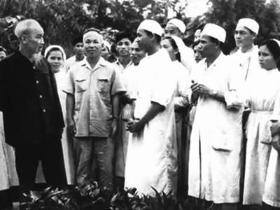 Ngày 20-4-1963, Bác Hồ về thăm, động viên các cán bộ, y bác sỹ tại Bệnh xá Vân Đình (nay là Bệnh viện đa khoa Vân Đình)