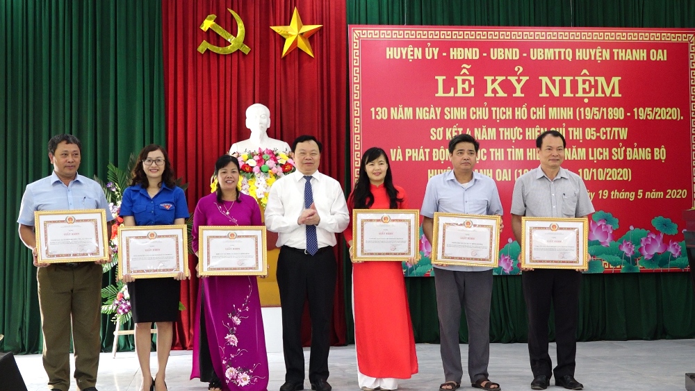 Đồng chí Đinh Trường Thọ - TUV, Bí thư Huyện ủy khen thưởng các tập thể có thành tích xuất sắc