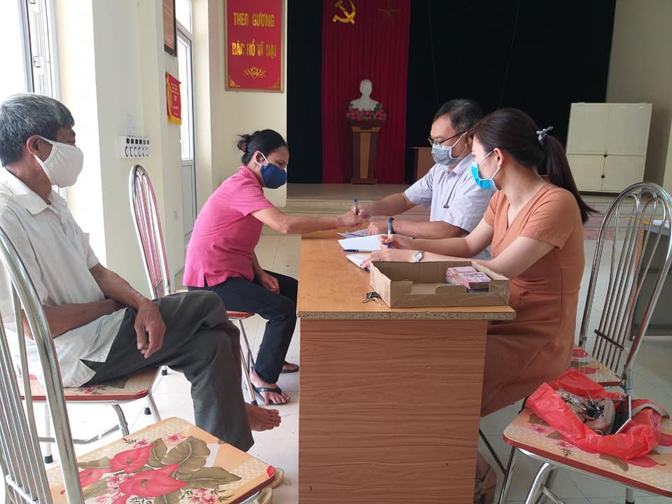 Chi trả cho đối tượng bị ảnh hưởng bởi dịch Covid-19 tại xã Đồng Tháp huyện Đan Phượng