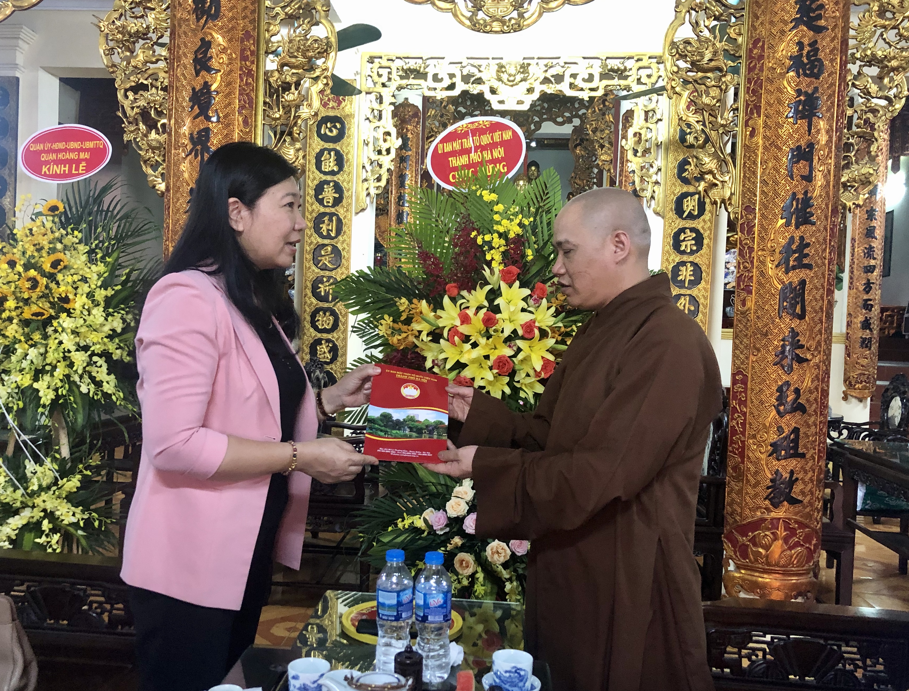 Hình ảnh: Đồng chí Nguyễn Lan Hương - Chủ tịch Ủy ban Mặt trận Tổ quốc Việt Nam thành phố chúc mừng Ban Trị sự