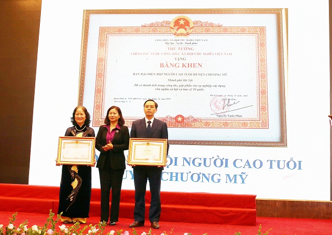 Ảnh: đồng chí Trưởng ban Dân vận Thành ủy Nguyễn Thị Tuyến đã trao Bằng khen của Thủ tướng Chính phủ cho tập thể Ban Tổ chức Huyện ủy và Hội người cao tuổi huyện.