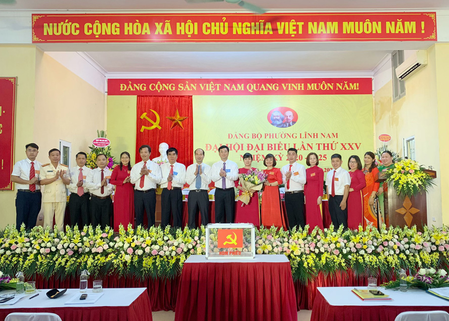 Lãnh đạo Quận ủy Hoàng Mai chúc mừng Ban Chấp hành Đảng bộ phường Lĩnh Nam nhiệm kỳ 2020-2025